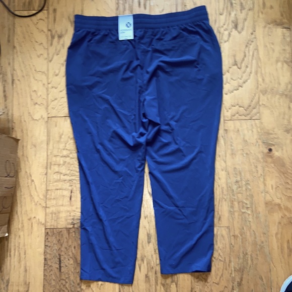 4 NWT pairs of lightweight active wear crop pants size XL - Picture 4 of 5